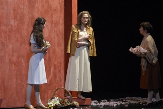 Elena Tsallagova (Lucia) Letitia Singleton (Lucrèce) et Cornelia Oncioiu (Bianca)<br />© Cosimo Mirco Magliocca 